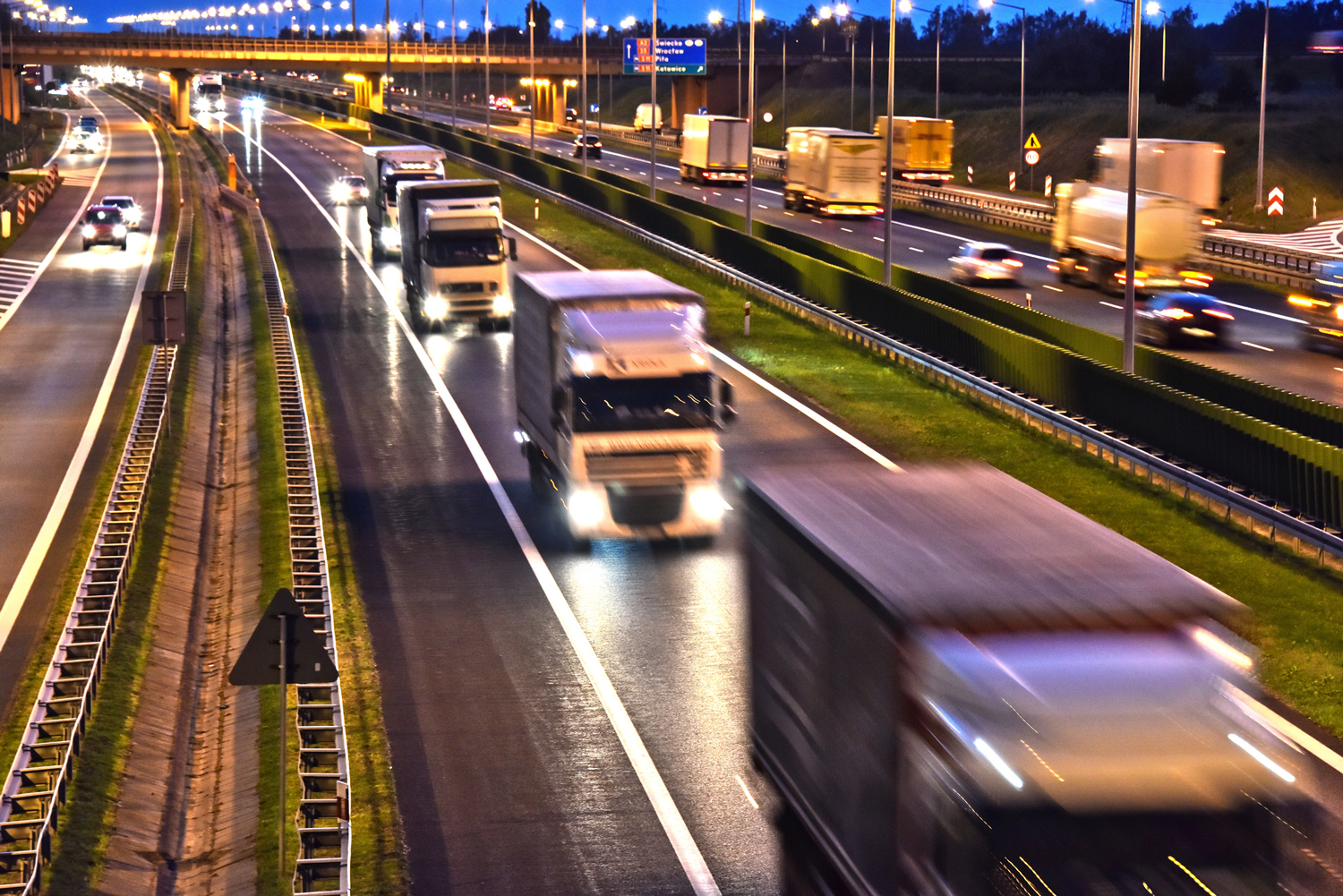 Fluroute | Transport routier sur autoroute congestionnée avec camions en circulation